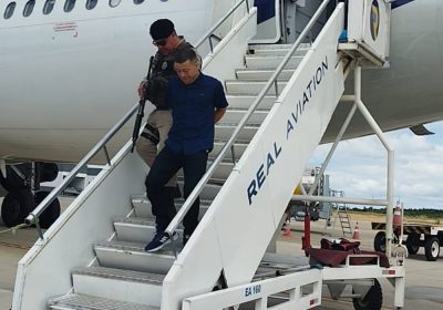 Homem procurado por tráfico de drogas em São Paulo é preso dentro de avião na Bahia