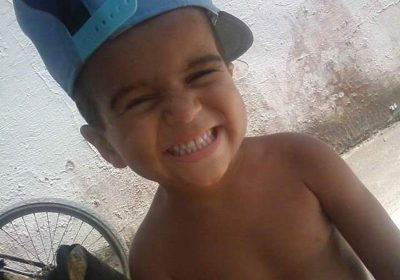 Mãe é condenada a 25 anos de prisão por não ter evitado morte do filho espancado pelo pai