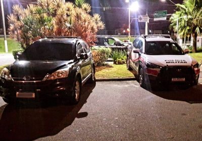 Policial civil passa um dia preso após ser abordado com carro roubado e arma ilegal no litoral de SP