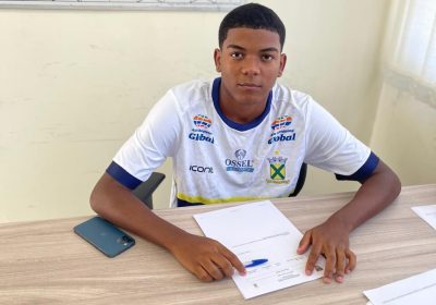 Jovem promessa do futebol brasileiro, Adalberto Santos Pereira Filho, assina contrato profissional com o Santo André