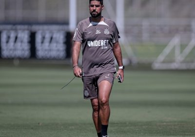 Do Bobinho aos Cultos: António Oliveira Imerso no Corinthians, Reside no CT no Início da Jornada