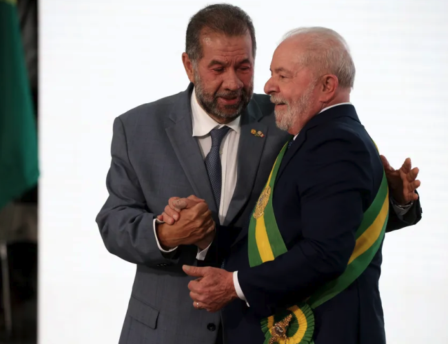 Relação entre Lula e Carlos Lupi se desgasta após ministro evitar demissão de presidente do INSS em entrevista