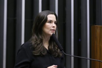 Maria Arraes propõe e Câmara dos Deputados aprova mudança de nome da Sala de Líderes para “Sala Miguel Arraes”